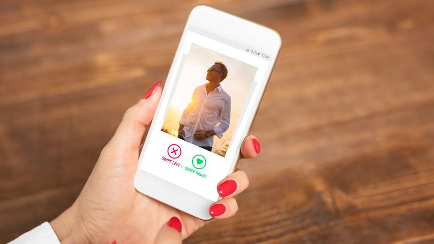 Oppervlakkig swipen of een kans op een relatie? Praat mee over datingapps