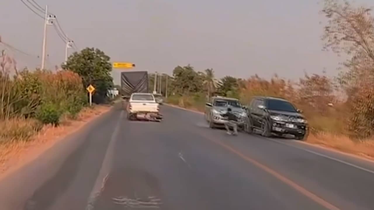 Beeld uit video: Motorrijder valt en voorkomt aanrijding met bliksemsnelle reactie