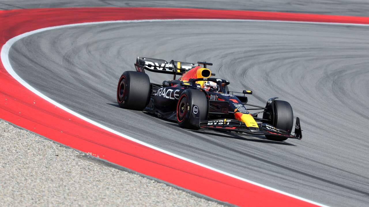 Beeld uit video: Verstappen hoort Marko's telefoon rinkelen in pitbox