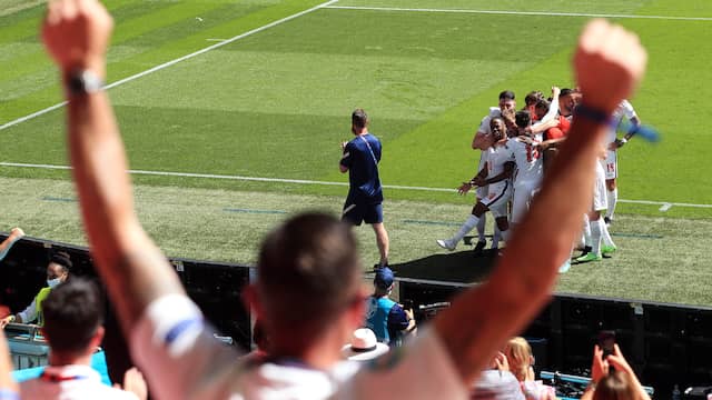 Vreugde na de goal van Raheem Sterling.