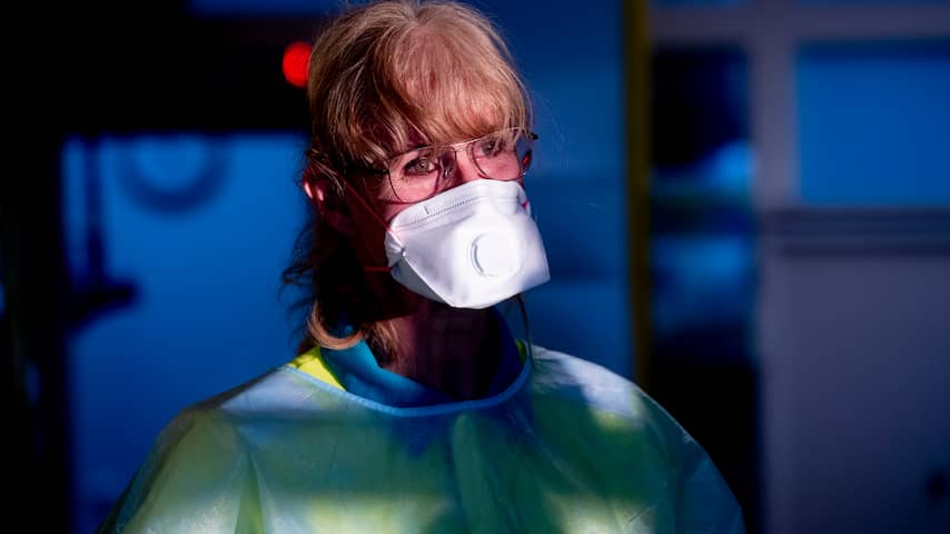 Ambulanceverpleegkundige met een masker op tegen coronavirus