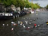 Ongeveer 2.500 mensen deden zondag mee aan de Amsterdam City Swim. Met een zwemtocht van twee kilometer door de Amsterdamse grachten haalden ze geld op voor onderzoek naar de ongeneeslijke spierziekte ALS. Het is de vierde keer dat het evenement wordt georganiseerd.