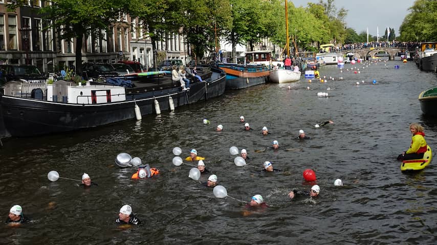 Amsterdam City Swim met 2000 deelnemers