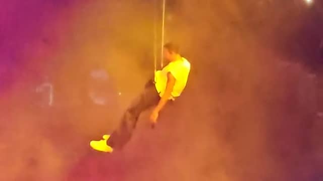 Chris Brown blijft tijdens concert in de lucht bungelen