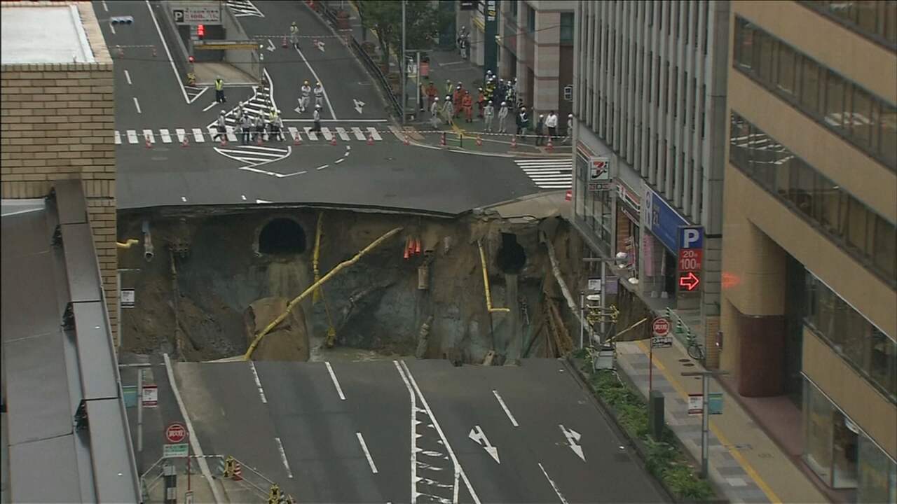 Enorm zinkgat in Japanse stad Fukuoka