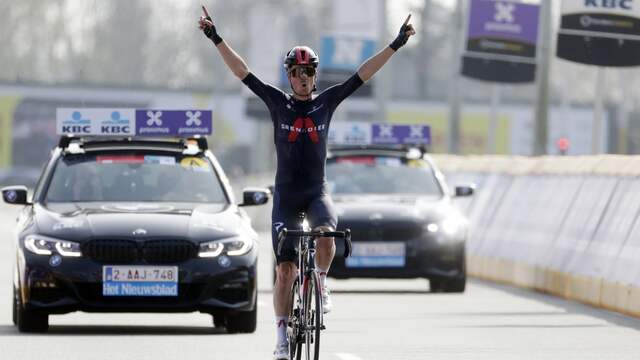 Dylan van Baarle had alle tijd om te juichen in Waregem.
