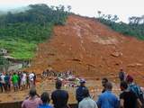 De autoriteiten in Sierra Leone zijn bezig met de zoektocht naar overlevenden van de modderstroom die maandag meer dan driehonderd levens heeft geëist. 