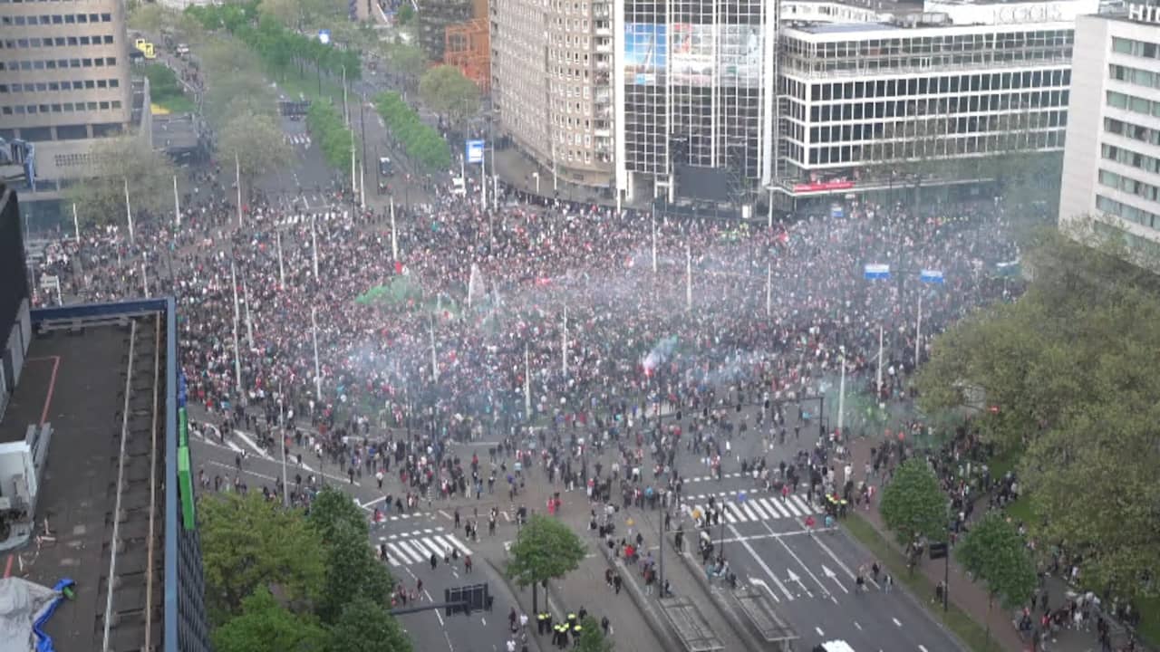 Image from video: Live: Feyenoord supporters dive into Hofpleinfontein