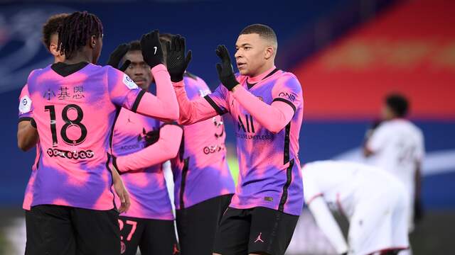 Paris Saint-Germain viert de winnende treffer van Moise Kean.