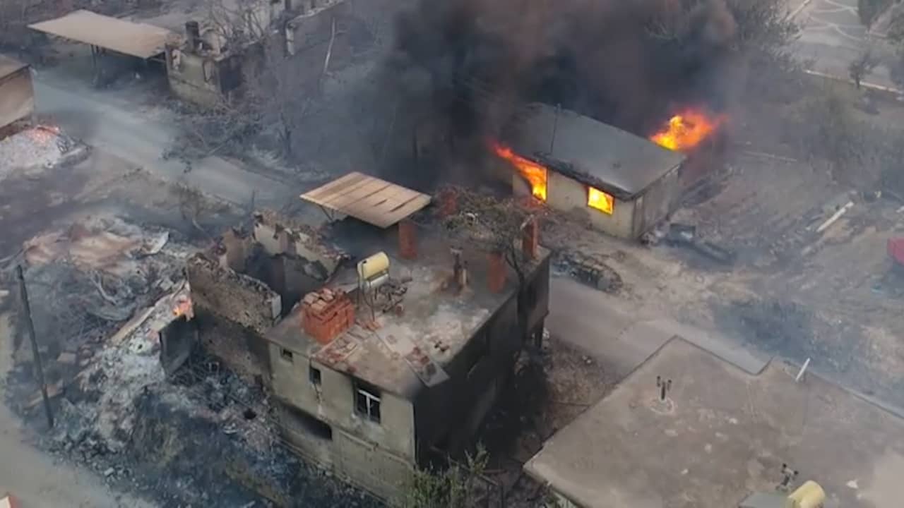 Beeld uit video: Natuurbrand verwoest huizen in zuiden van Turkije