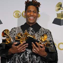 Jon Batiste wint Grammy voor album van het jaar en maakt favorietenrol waar