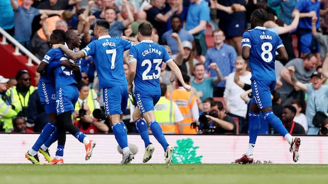 Everton komt op voorsprong tegen Arsenal via fraaie vrije trap Gueye