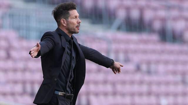 Atlético Madrid-trainer Diego Simeone geeft aanwijzingen aan zijn spelers.