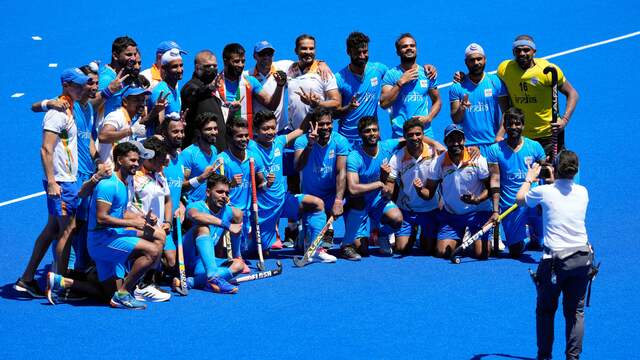 De Indiase hockeyers vieren het brons.