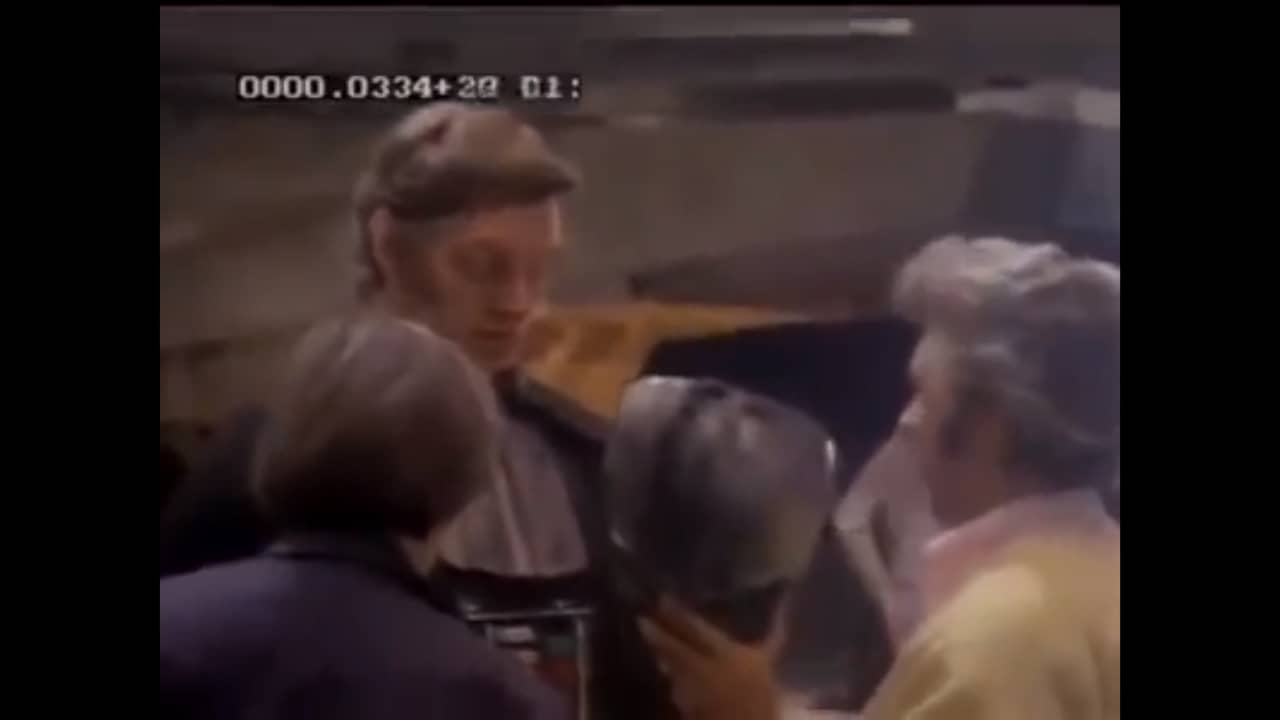 Dave Prowse krijgt Darth Vader kostuum aan in 1976