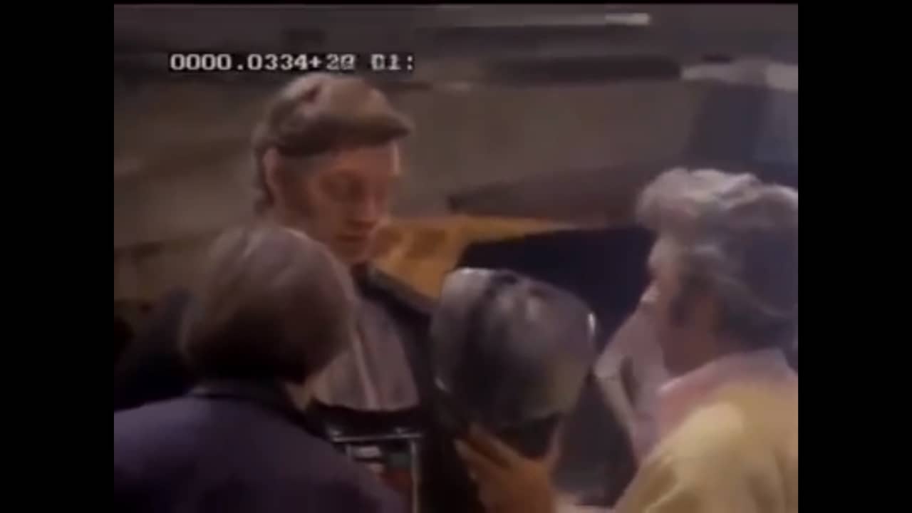Beeld uit video: Dave Prowse krijgt Darth Vader kostuum aan in 1976