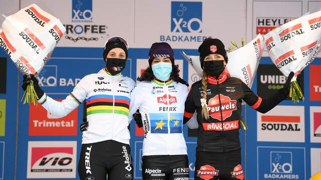 Het podium bij de vrouwen met van links naar rechts Lucinda Brand, Ceylin del Carmen Alvarado en Denise Betsema.