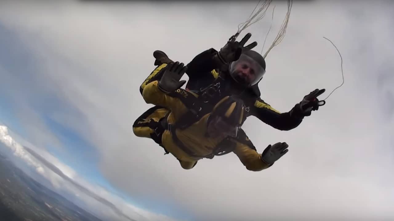 Honderdjarige Man Viert Verjaardag Met Skydive | NU.nl