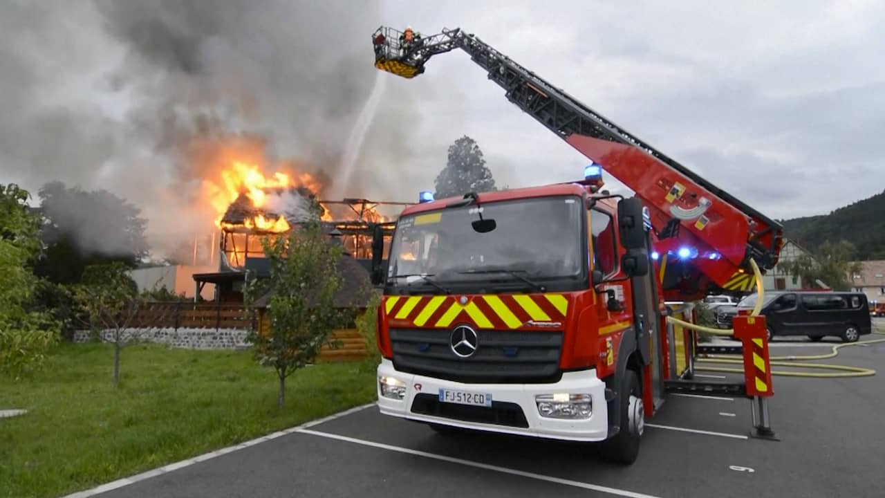 Beeld uit video: Brandweer bestrijdt felle brand in Frans verzorgingscentrum