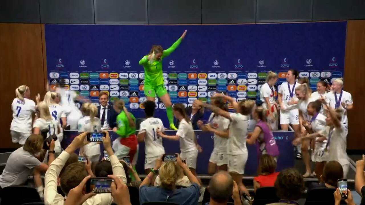 Beeld uit video: Feestende Engelse voetbalsters crashen persconferentie Wiegman
