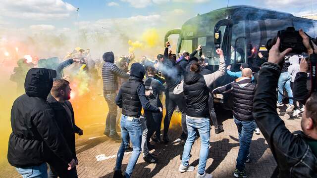 Fans van Vitesse verzamelen zich rondom de spelersbus.