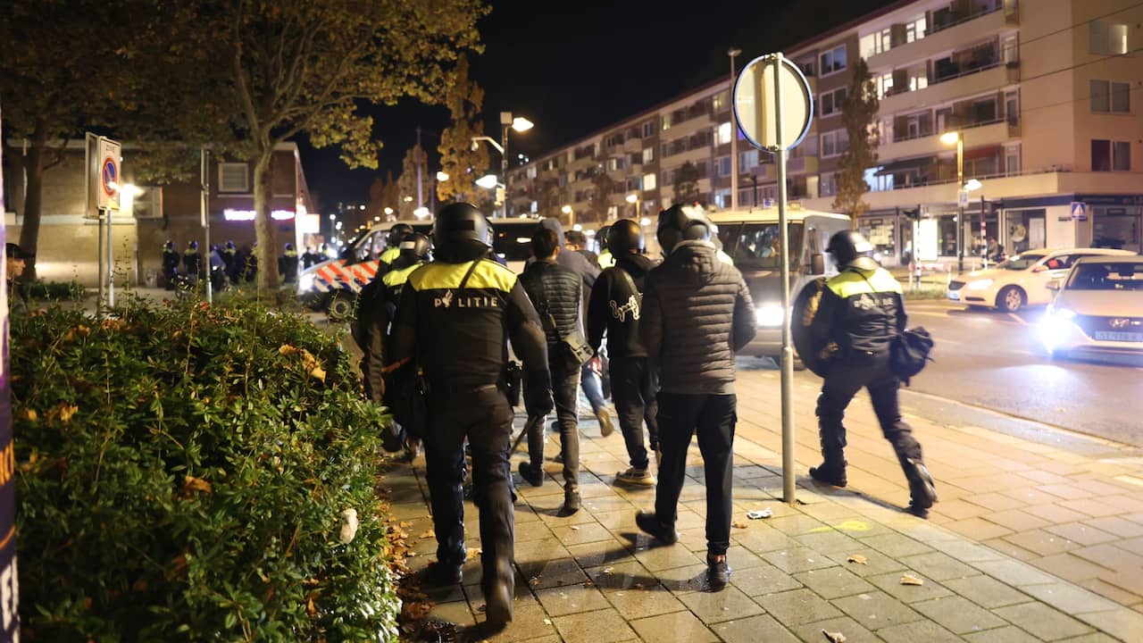 Beeld uit video: ME grijpt in bij aanhoudende kermisrellen in Amsterdam