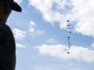 Buitenlandse militair zwaargewond geraakt bij parachutesprong op Texel