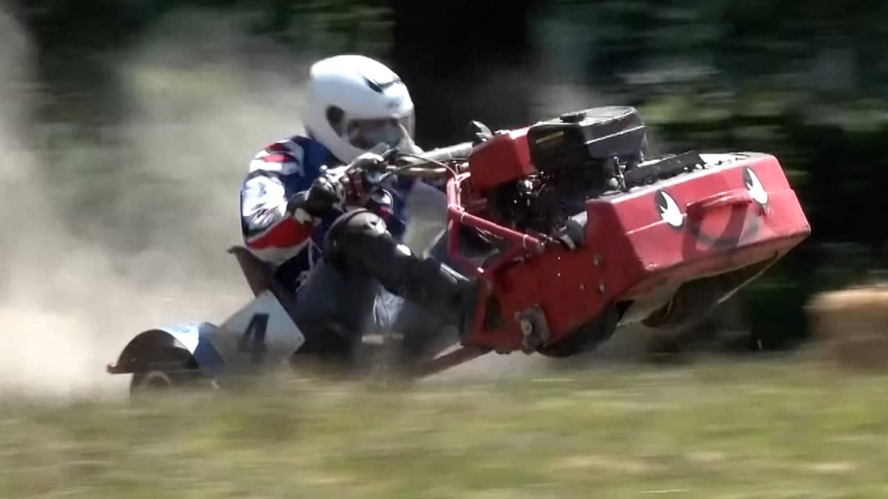 Beeld uit video: Britten scheuren rond op grasmaaiers tijdens bijzondere race