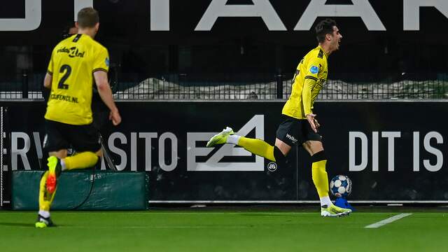 Meritan Shabani kan zijn geluk niet op nadat hij bij zijn debuut het winnende doelpunt maakt voor VVV.