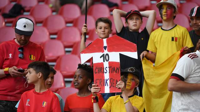 Op de tribune kwamen meerdere fans met een eerbetoon voor Christian Eriksen.