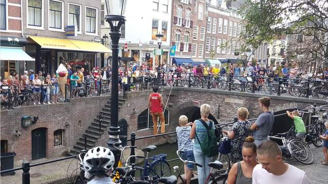 Koorddanser loopt over de Oudegracht