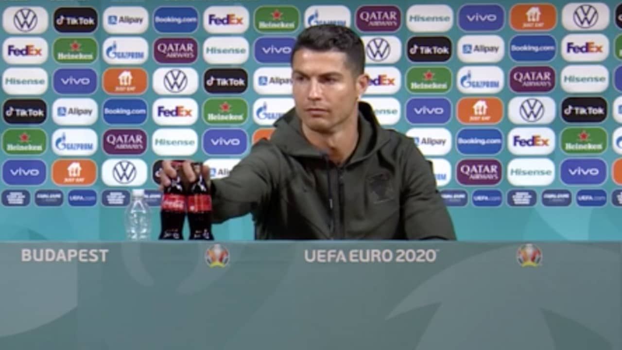 Beeld uit video: Ronaldo schuift Coca-Cola-flesjes weg: 'Drink water'