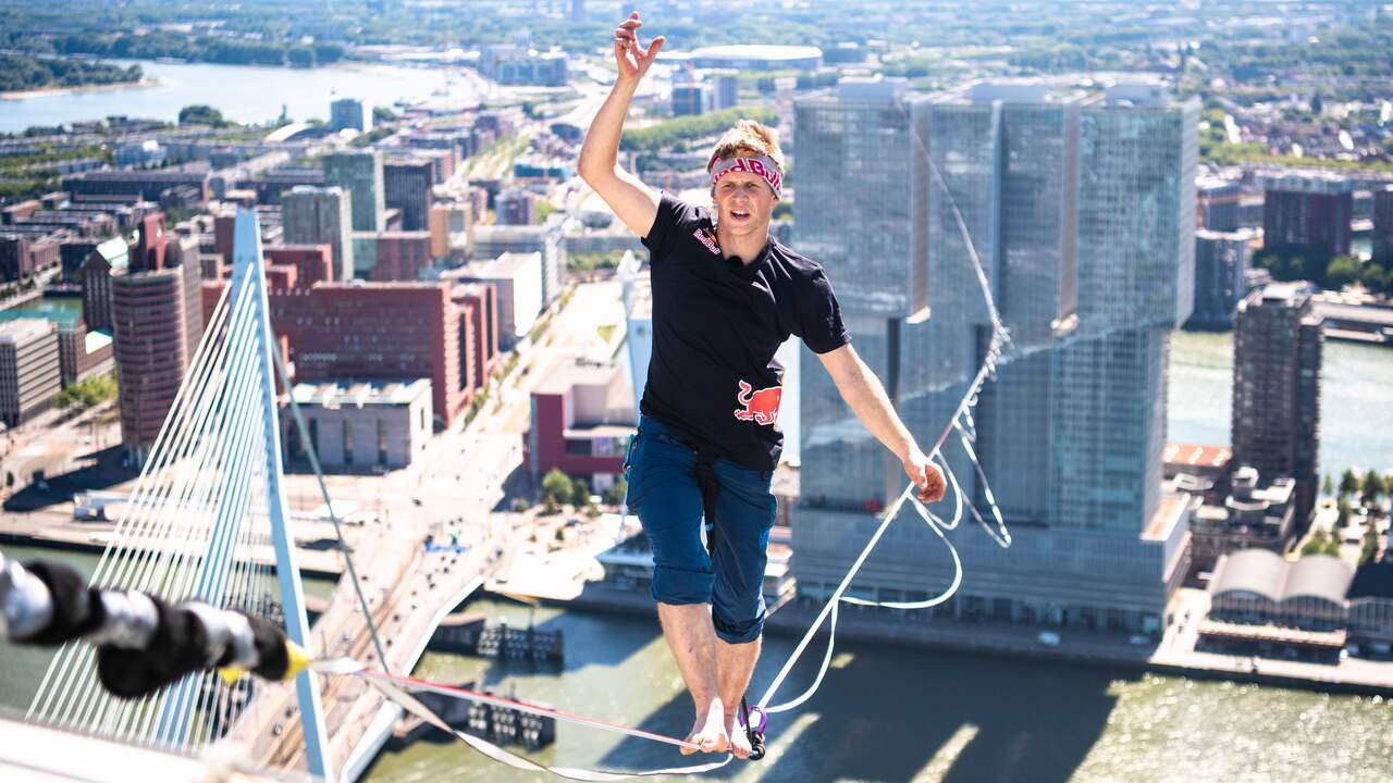 Beeld uit video: Slackliner loopt op 150 meter hoogte over Nieuwe Maas