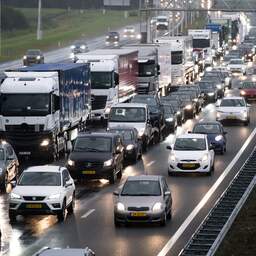 Zeer zware ochtendspits door regen, vele ongelukken zorgen voor vertraging