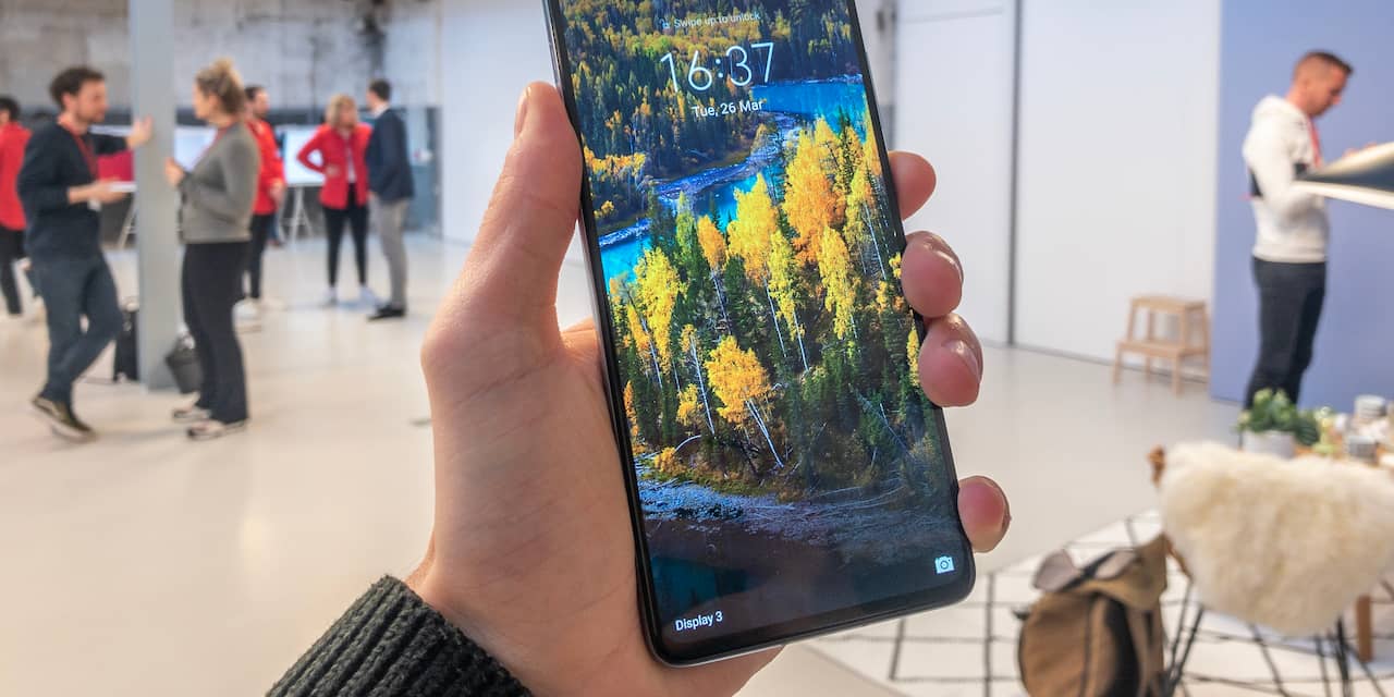 Huawei toont reclames op achtergrond van vergrendelde telefoons