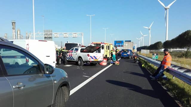 A15 bij Botlektunnel enige tijd afgesloten na ongeluk met politiemotor. A15 bij Botlektunnel enige tijd afgesloten na ongeluk met politiemotor.