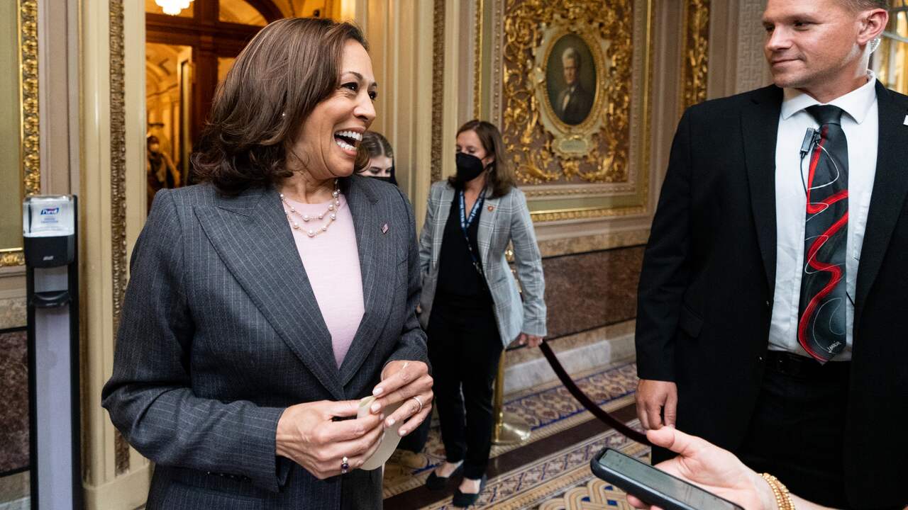 De stem van vicepresident Kamala Harris gaf de doorslag in de Senaat.