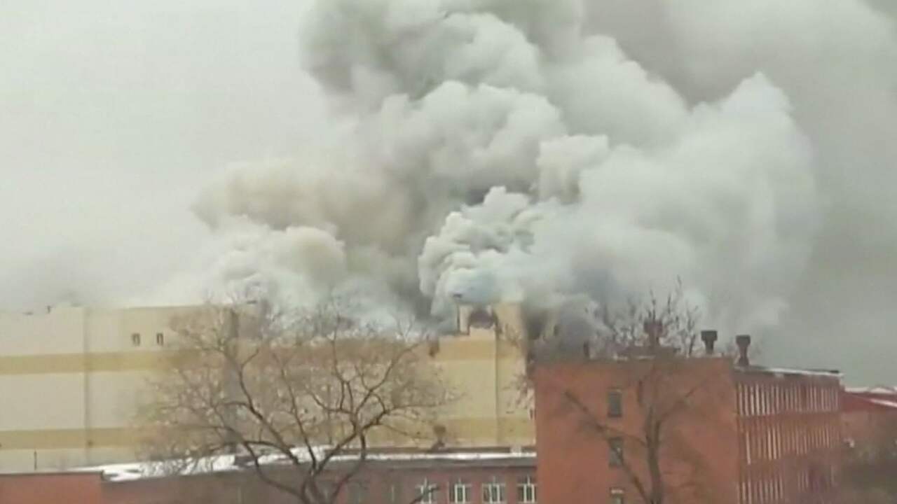 Beeld uit video: Rookpluimen hangen boven winkelcentrum na dodelijke brand Siberië
