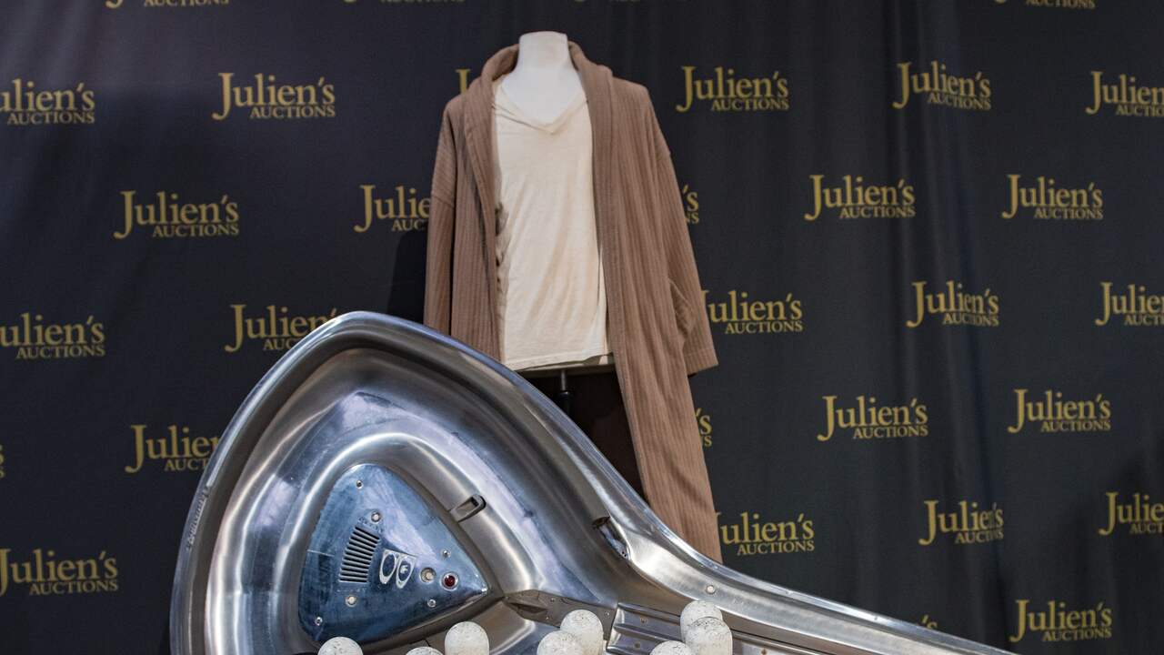 The Big Lebowski bathrobe auctioned for almost 160,000 euros: Hollywood memorabilia fetches high prices at Julien’s Auctions