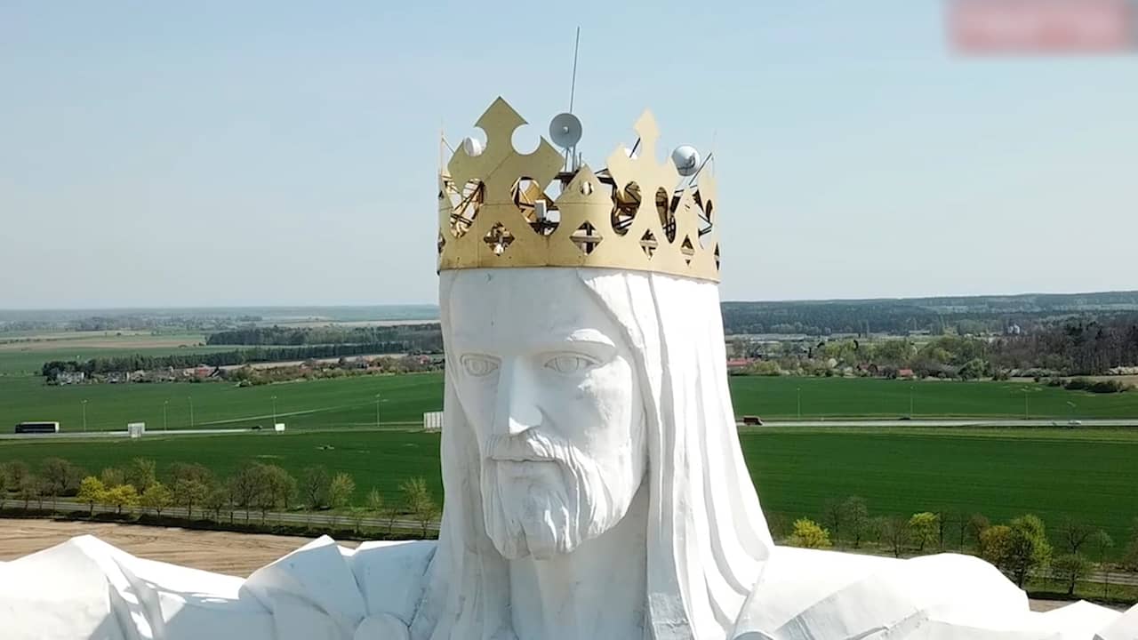 Beeld uit video: Groot Jezusbeeld Polen blijkt vol antennes te zitten