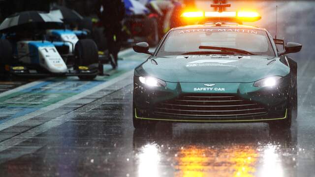 De safetycar controleert of er niet te veel water op de baan ligt.