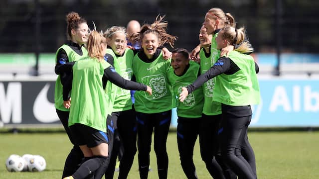 Lachende gezichten maandag op de training van de Oranjevrouwen.