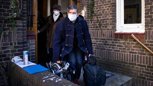 Valkering verlaat op last van een deurwaarder zijn woning in Amsterdam.