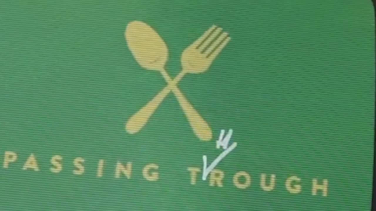 Beeld uit video: Chef’Special herstelt met de hand spelfout op duizenden nieuwe platen
