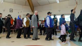 Prins Charles danst met oorspronkelijke bewoners Canada