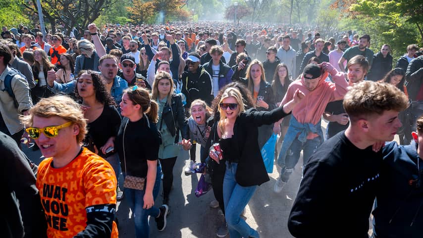 Zorgen om drukke Koningsdag noemt Rutte terecht, veel clusters in Amsterdam