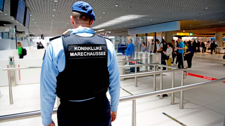 Marechaussee arresteert gewelddadige Amerikaan in vliegtuig op Schiphol