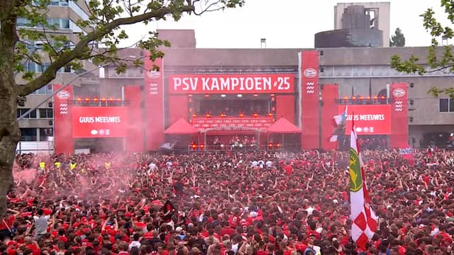 PSV in Eindhoven gehuldigd door uitzinnige menigte supporters