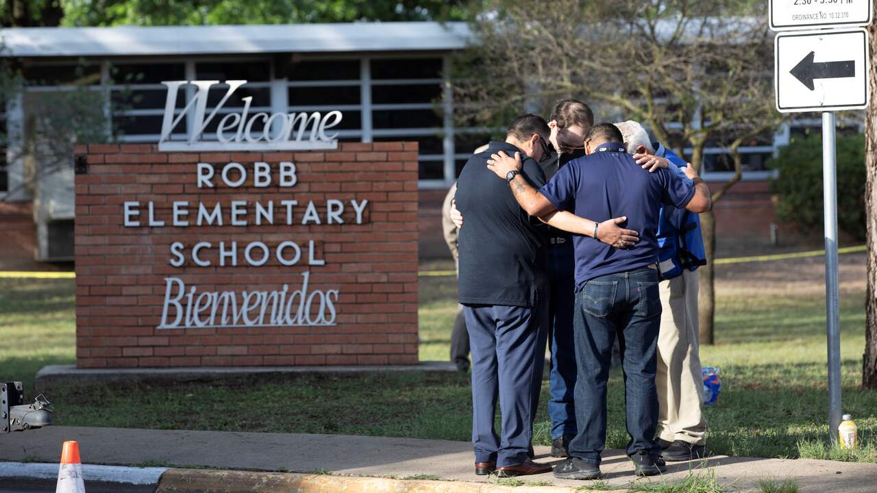 Il tiratore in una sparatoria mortale in una scuola elementare del Texas ha aperto il fuoco in un’aula |  proprio adesso