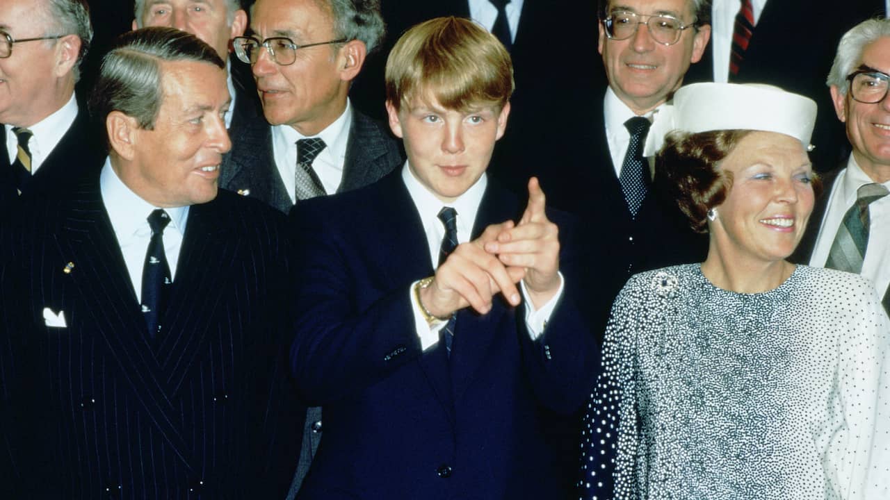 Willem-Alexander wordt geïnstalleerd in de Raad van State, 4 juli 1985. Hij is dan al een paar maanden achttien jaar.